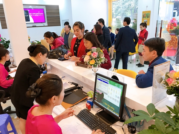 Khách hàng giao dịch tại Chi nhánh Hà Giang trong ngày khai trương.